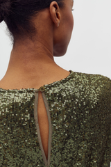 Pailletten Bluse kurzärmelig getragen von Frau in grün im youmee.market in Bern