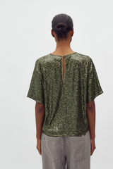 Pailletten Bluse kurzärmelig getragen von Frau in grün im youmee.market in Bern