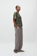 Pailletten Bluse kurzärmelig getragen von Frau in grün im youmee.market in Bern