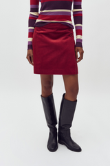 Manchester-Jupe Cord-Minirock von Frau getragen in rot von MbyM im youmee.market in Bern