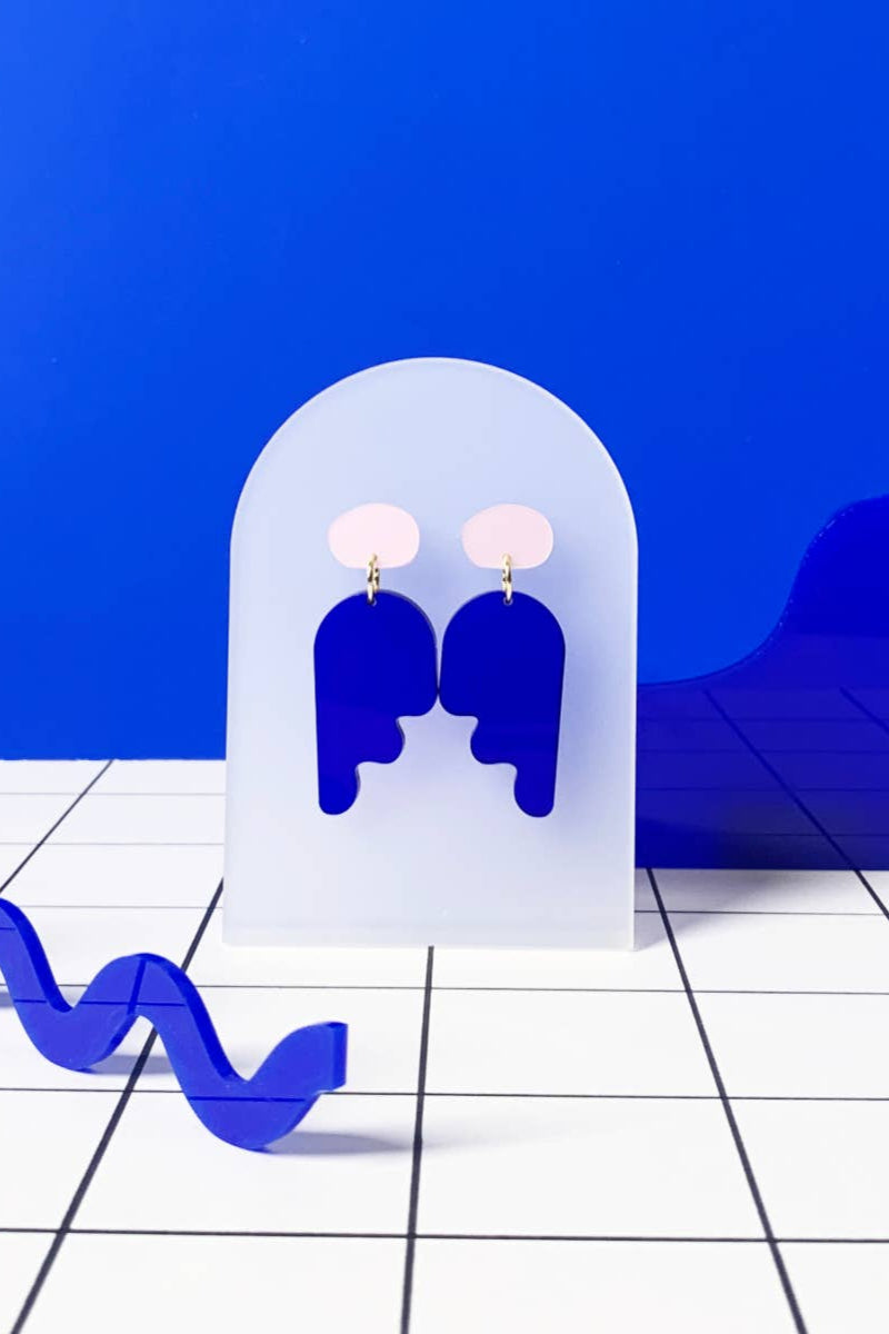 ohrschmuck von mimimono aus recyceltem acryl in blau und rosa und geometrischer form im youmee.market bern