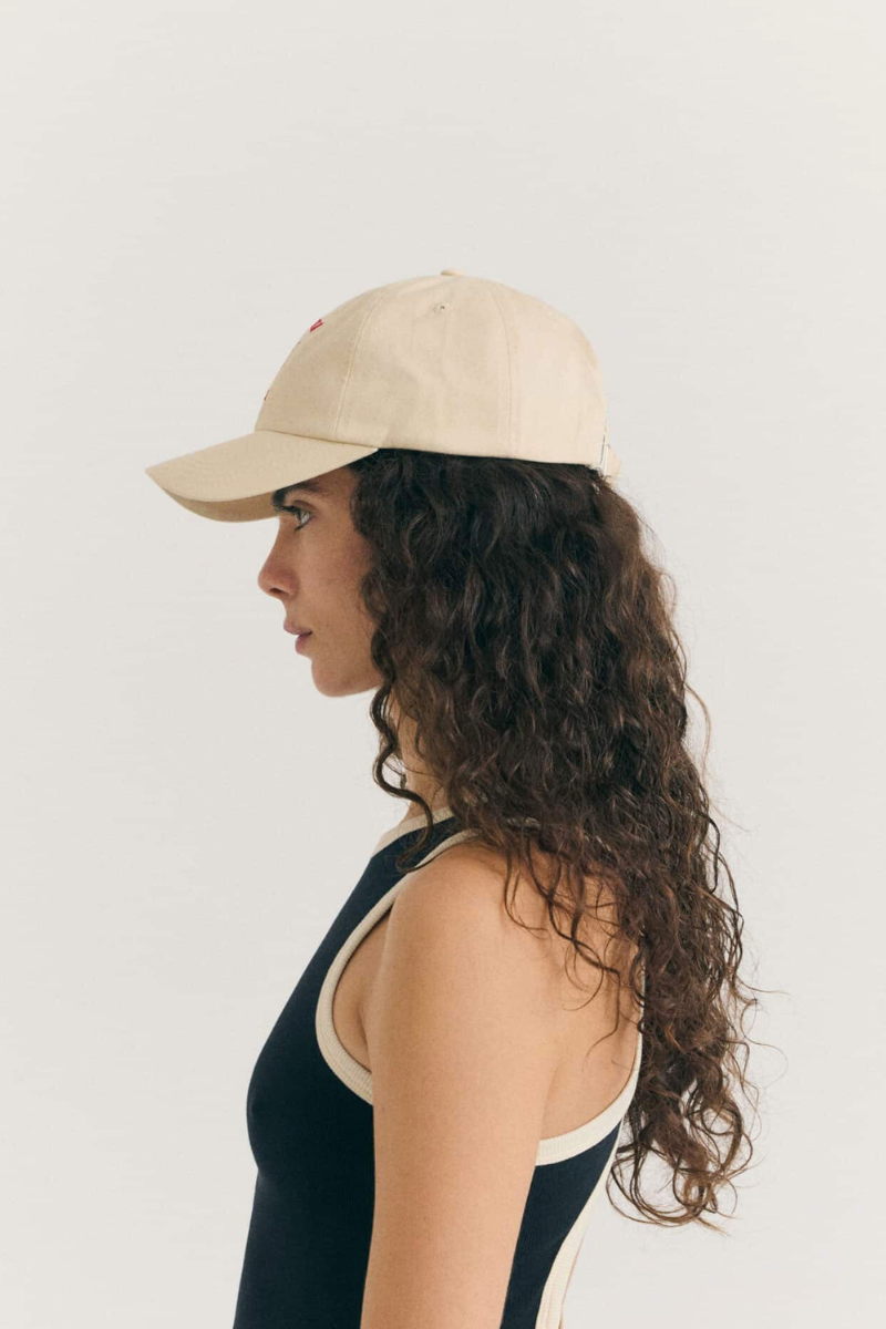 Beige Baseballcap Animal Motel von Thinking MU mit rotem Print, aus Bio-Baumwolle, erhältlich bei Youmee.market Bern