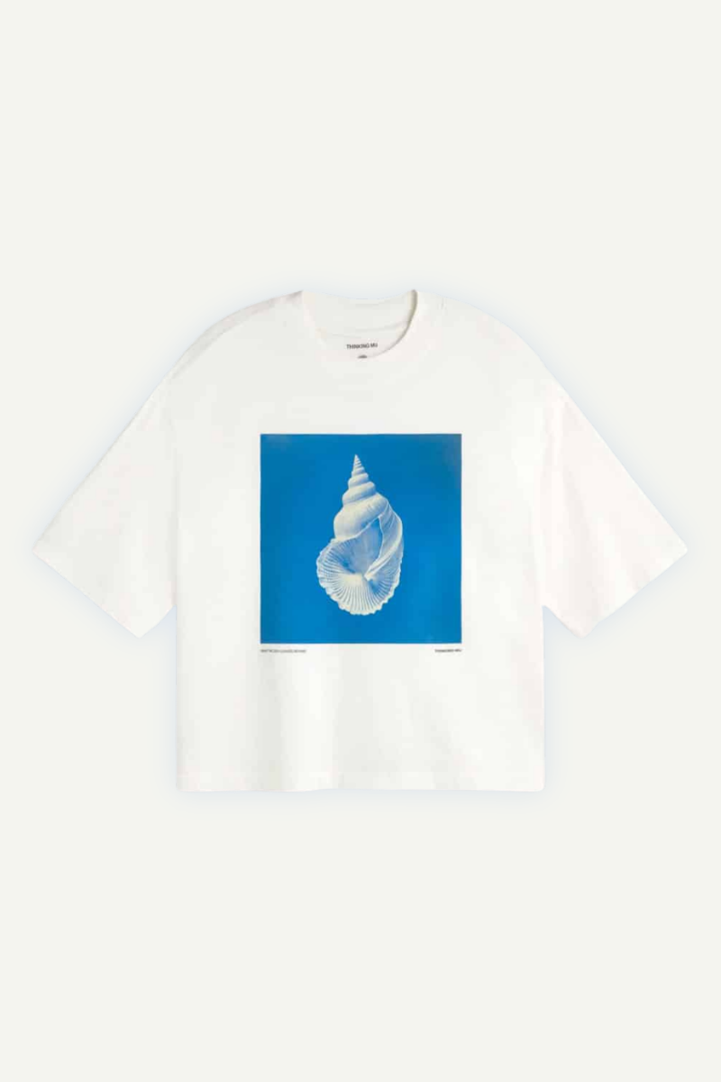 Weisses T-Shirt Sea Treasure von Thinking MU mit Muschelprint auf blauem Quadrat, Bio-Baumwolle, erhältlich bei Youmee.market Bern