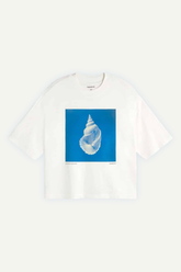 Weisses T-Shirt Sea Treasure von Thinking MU mit Muschelprint auf blauem Quadrat, Bio-Baumwolle, erhältlich bei Youmee.market Bern