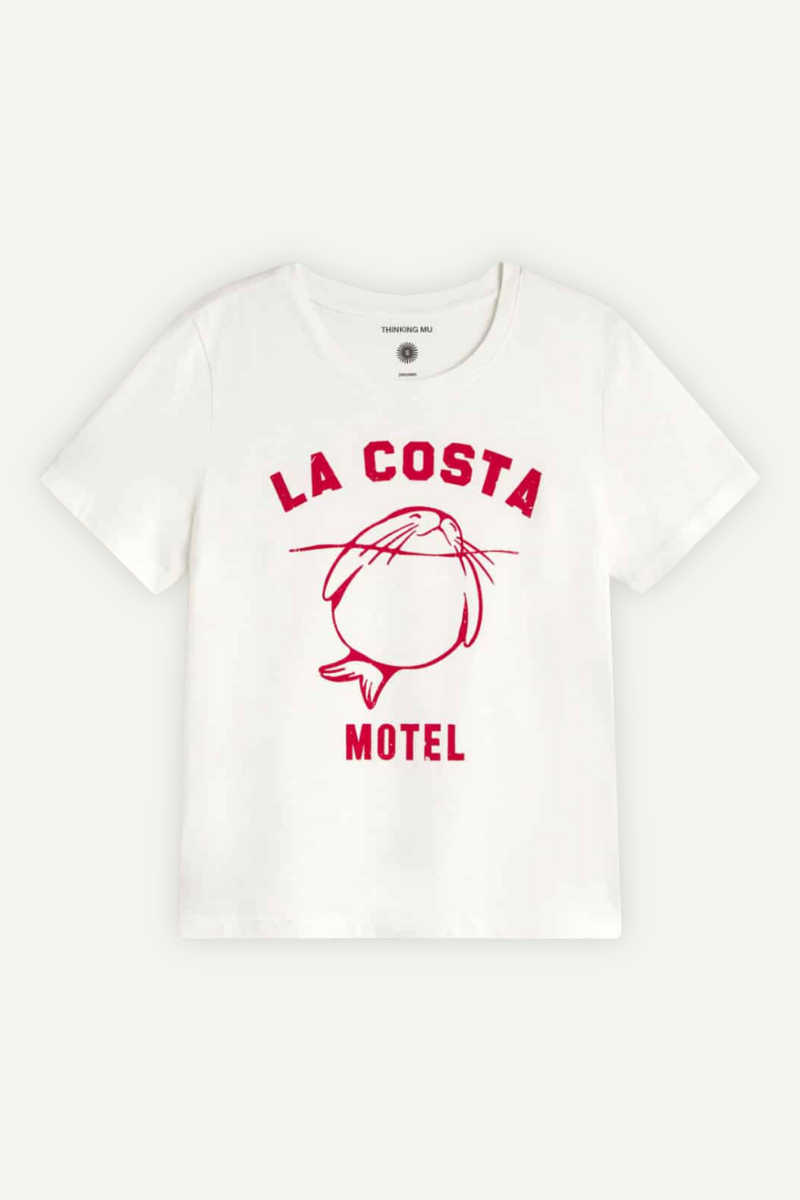 Thinking MU T-Shirt in Weiss mit rotem „La Costa Motel“-Print, aus Bio-Baumwolle, erhältlich bei Youmee.market Bern