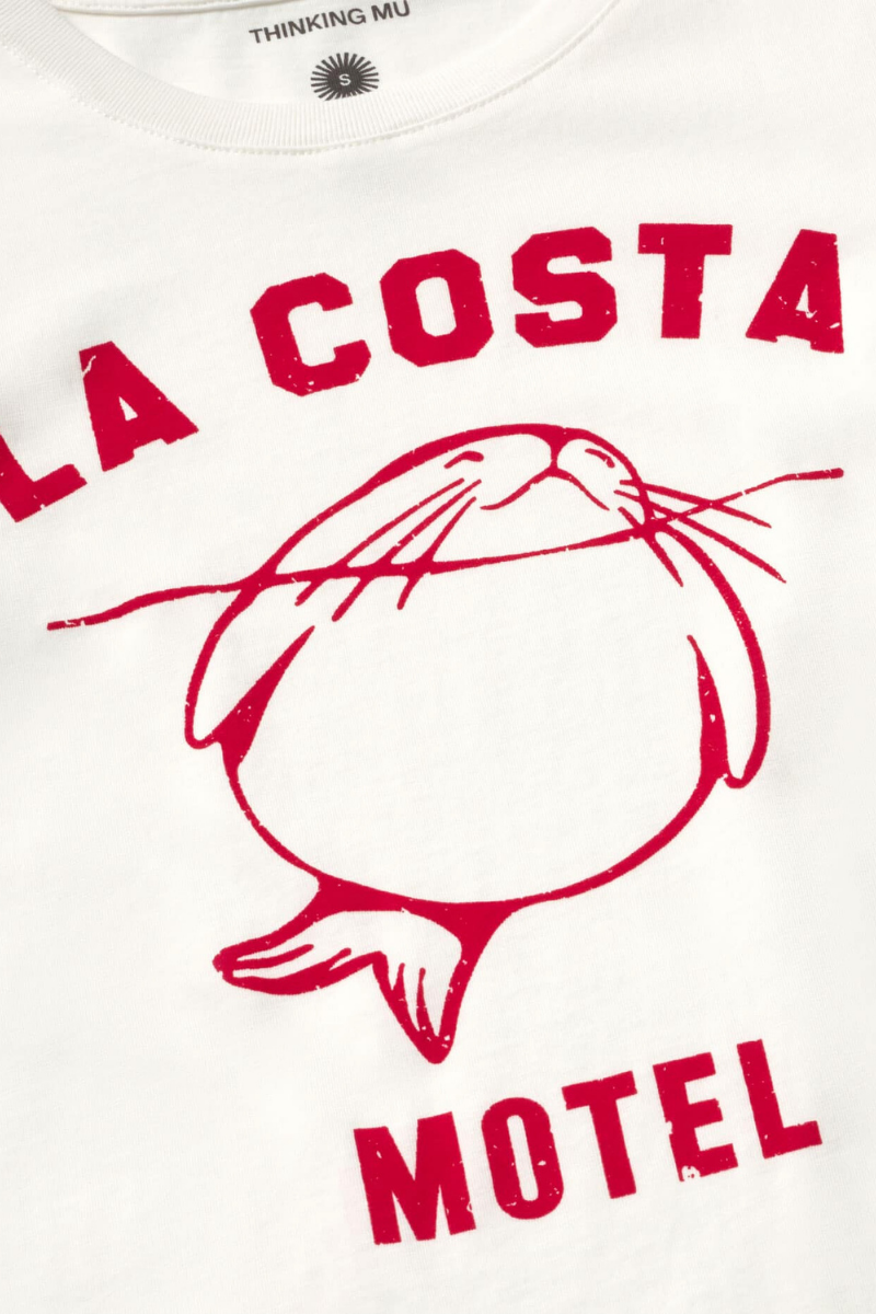 Thinking MU T-Shirt in Weiss mit rotem „La Costa Motel“-Print, aus Bio-Baumwolle, erhältlich bei Youmee.market Bern