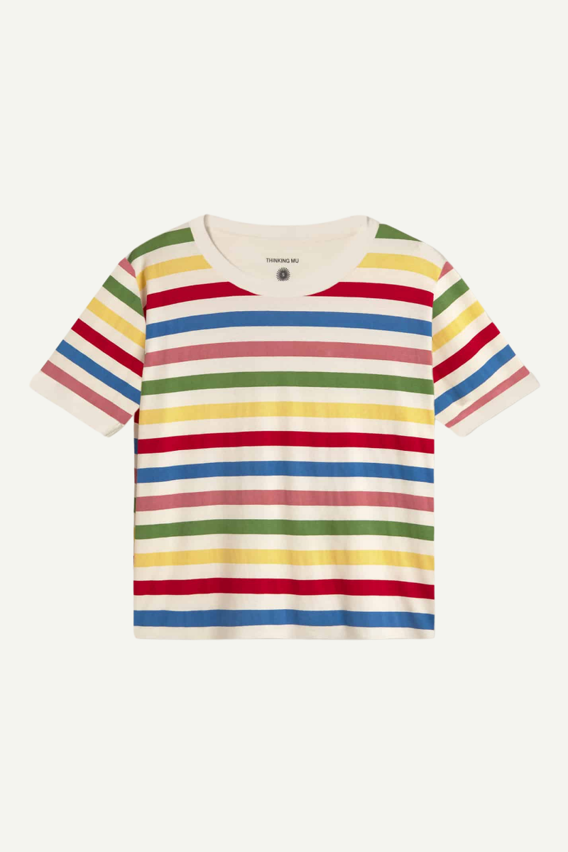 Thinking MU T-Shirt mit buntem Streifenmuster auf hellem Grund, Bio-Baumwolle, erhältlich bei Youmee.market Bern