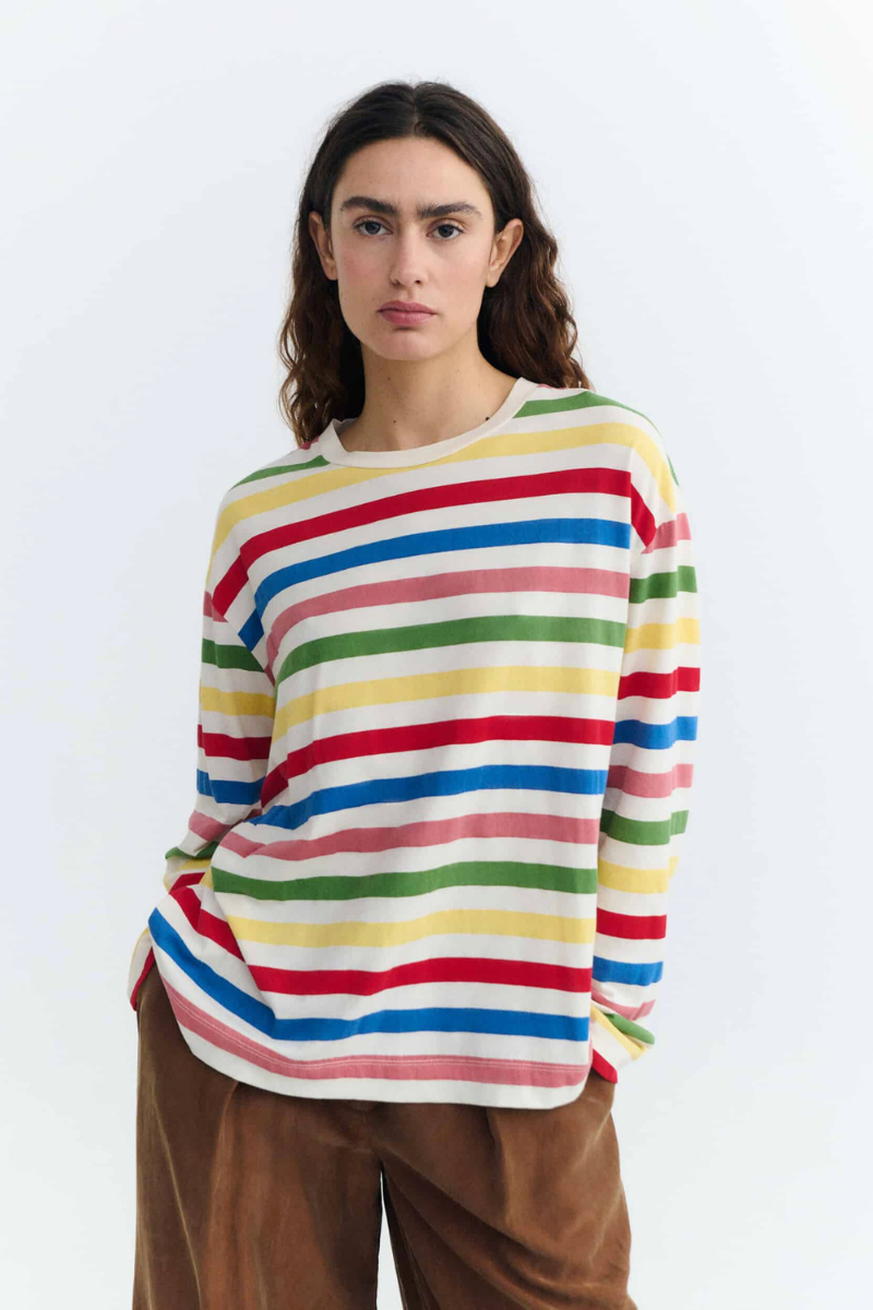 Thinking MU Langarmshirt Emily mit bunten Streifen auf naturfarbenem Grund, aus Bio-Baumwolle, erhältlich bei Youmee.market Bern