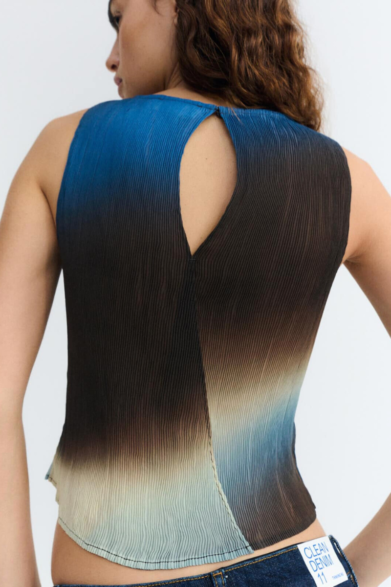 Thinking MU Top Dora aus plissiertem Stoff mit Farbverlauf in Blau-Braun und Rückenausschnitt, recyceltes Material, Youmee.market Bern