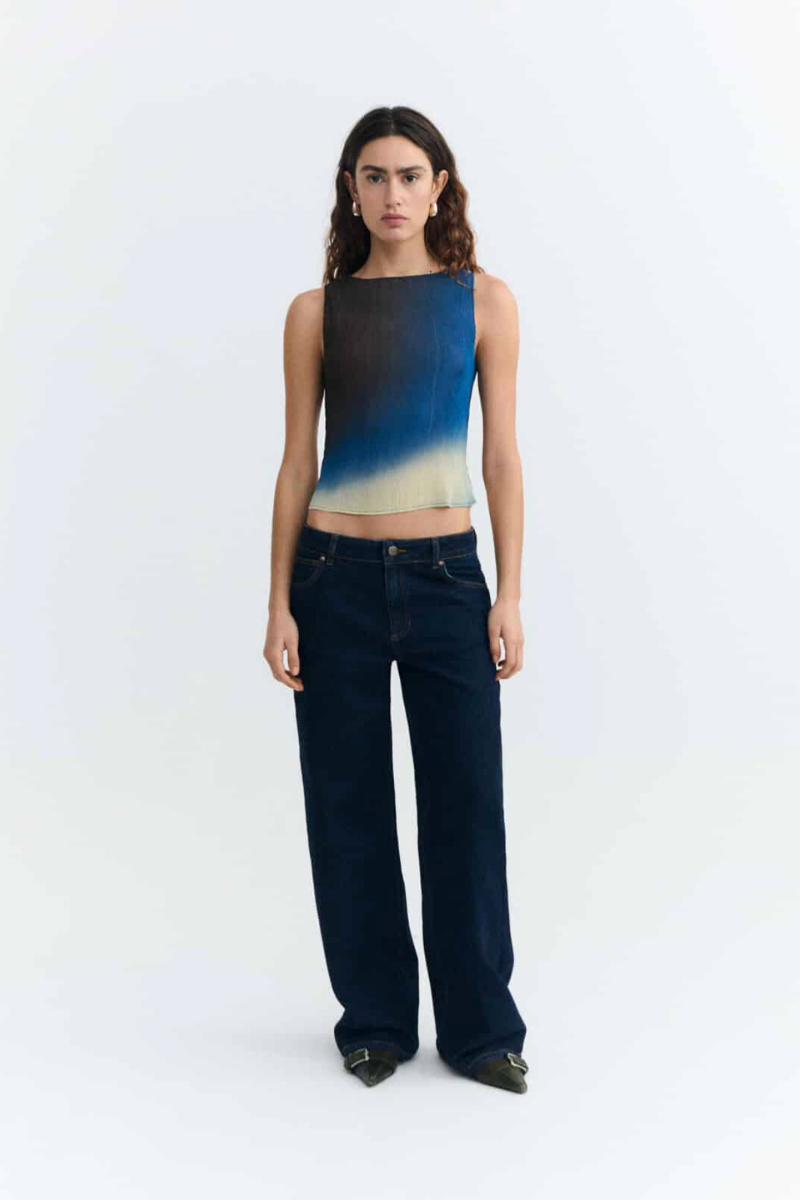 Thinking MU Top Dora aus plissiertem Stoff mit Farbverlauf in Blau-Braun und Rückenausschnitt, recyceltes Material, Youmee.market Bern