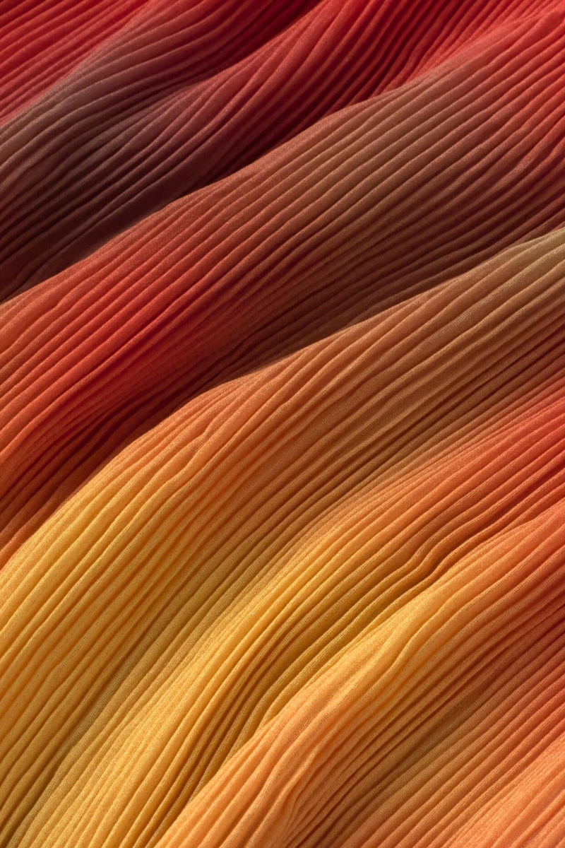 Thinking MU Top Dora mit plissierter Struktur und rot-gelbem Farbverlauf, recyceltes Material, erhältlich bei Youmee.market Bern