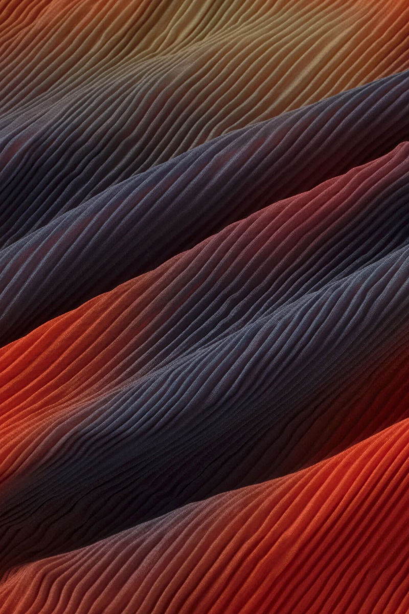 Thinking MU Kleid Miriam mit Neckholder & Plissee, rot-gelber Farbverlauf, recyceltes Material, erhältlich bei Youmee.market Bern