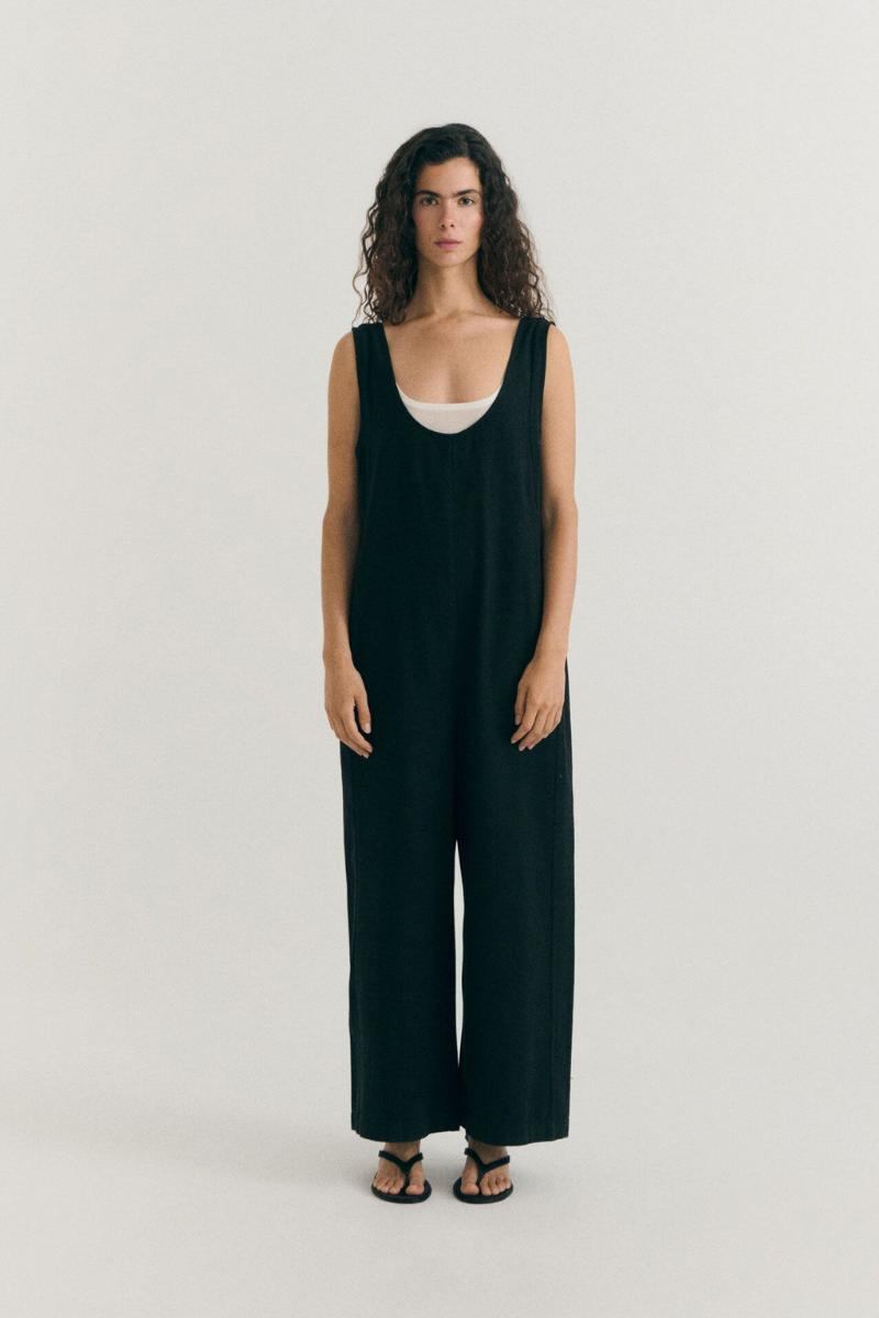 Thinking MU Jaden Jumpsuit in Schwarz aus Bio-Baumwolle, minimalistische Passform mit weitem Bein – erhältlich bei Youmee.market
