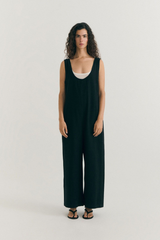 Thinking MU Jaden Jumpsuit in Schwarz aus Bio-Baumwolle, minimalistische Passform mit weitem Bein – erhältlich bei Youmee.market