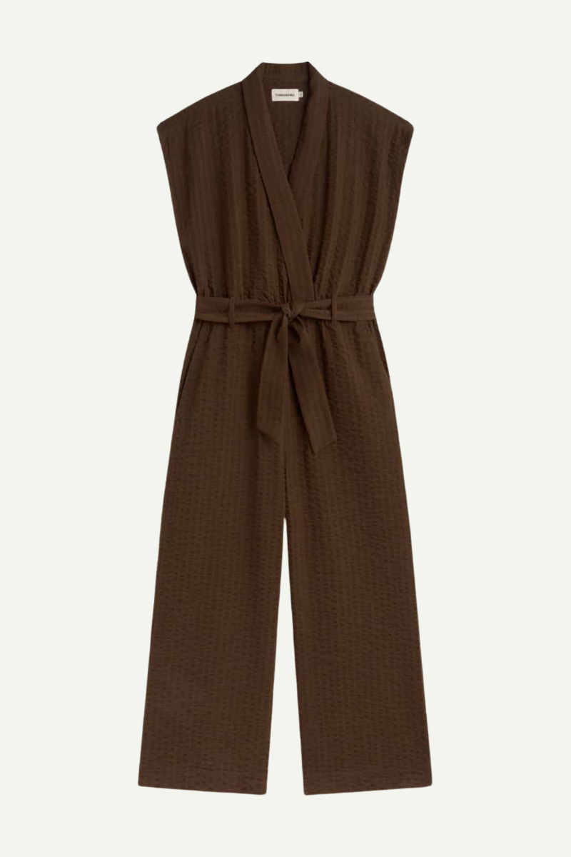 Thinking MU Jumpsuit Malawi in Braun aus strukturierter Bio-Baumwolle mit Taillengürtel, erhältlich bei Youmee.market Bern