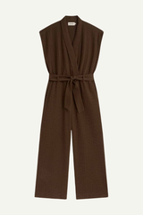 Thinking MU Jumpsuit Malawi in Braun aus strukturierter Bio-Baumwolle mit Taillengürtel, erhältlich bei Youmee.market Bern