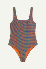 Thinking MU Badeanzug Amalfi mit Seersucker-Struktur in Orange-Blau, Retro-Design, nachhaltig, erhältlich bei Youmee.market Bern