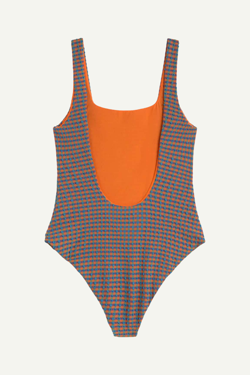 Thinking MU Badeanzug Amalfi mit Seersucker-Struktur in Orange-Blau, Retro-Design, nachhaltig, erhältlich bei Youmee.market Bern