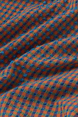 Thinking MU Badeanzug Amalfi mit Seersucker-Struktur in Orange-Blau, Retro-Design, nachhaltig, erhältlich bei Youmee.market Bern