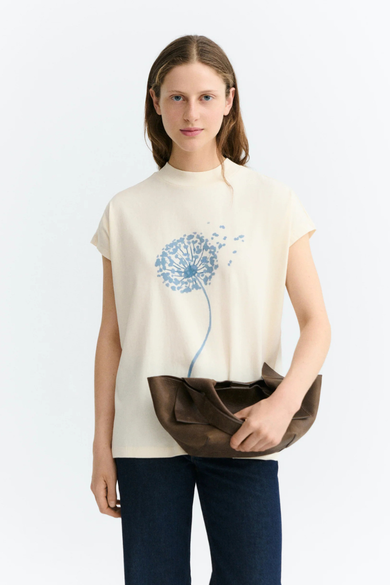 Thinking MU Volta Damen T-Shirt aus Bio-Baumwolle in Off-White mit blauem Dandelion-Print – Youmee.market Schweiz