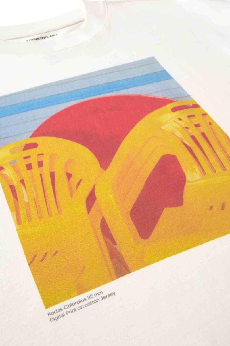 Detail des farbigen Yosigo Fotoprints auf dem Thinking MU Lena T-Shirt – Youmee.market Schweiz