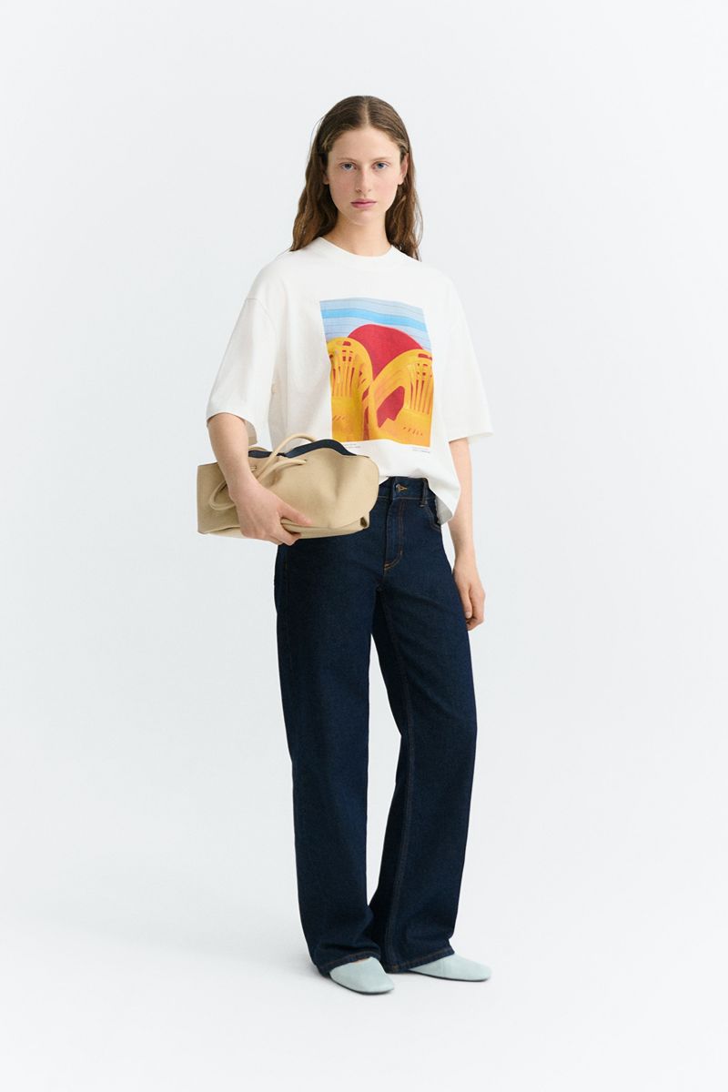 Thinking MU Lena Yosigo Oversized Damen T-Shirt in Weiss kombiniert mit dunkler Hose – Youmee.market Schweiz