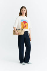 Thinking MU Lena Yosigo Oversized Damen T-Shirt in Weiss kombiniert mit dunkler Hose – Youmee.market Schweiz