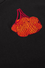 Detail des orange-roten Mandarinen-Patches auf dem Thinking MU Volta T-Shirt – Youmee.market Schweiz