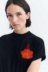 Thinking MU Volta Mandarinas schwarzes Damen T-Shirt mit orange-roter Stickerei auf der Brust – Youmee.market Schweiz