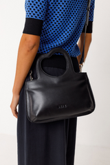 Schwarze SKFK Lederhandtasche aus Rindsleder – fair produziert, vielseitig tragbar als Hand- oder Umhängetasche