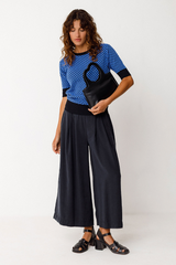 Schwarze SKFK Lederhandtasche aus Rindsleder – fair produziert, vielseitig tragbar als Hand- oder Umhängetasche