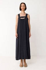 SKFK Trägerkleid in Dunkelblau mit Cut-out-Detail, aus TENCEL™ Modal – nachhaltiges Sommerkleid für Damen mit praktischen Taschen