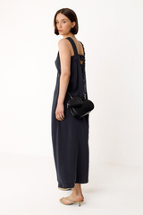 SKFK Trägerkleid in Dunkelblau mit Cut-out-Detail, aus TENCEL™ Modal – nachhaltiges Sommerkleid für Damen mit praktischen Taschen