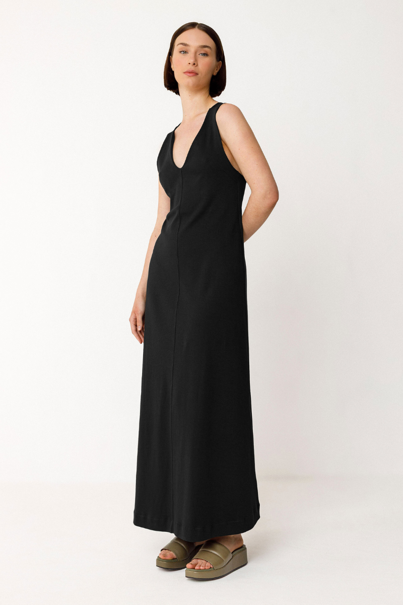 SKFK Strickkleid in Schwarz aus Bio-Baumwolle, ärmellos mit V-Ausschnitt, A-Linie in Midi-Länge – nachhaltig, weich und zeitlos