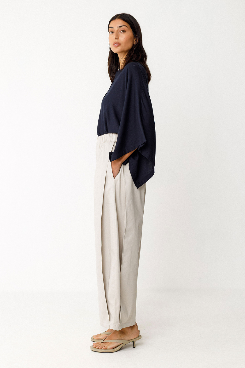 Seitenansicht des nachhaltigen Oversized-Hemds für Damen von SKFK