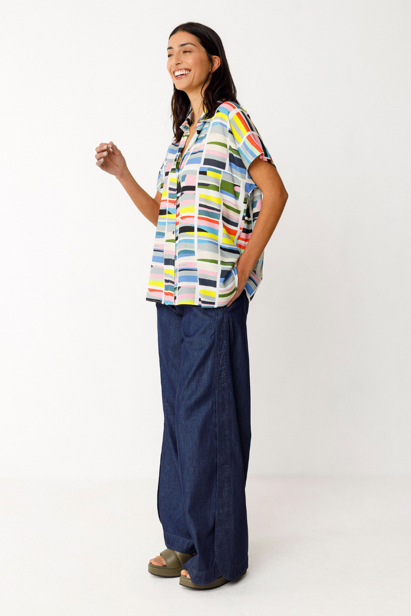 SKFK Damen-Kurzarmhemd mit Grems-Print und Rückendetail, aus LENZING™ ECOVERO™ Viskose – sommerlich leicht und erhältlich bei Youmee.market