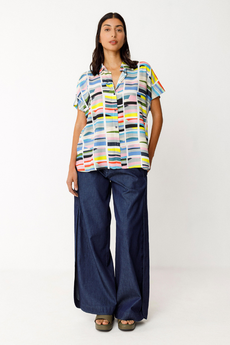 SKFK Damen-Kurzarmhemd mit Grems-Print und Rückendetail, aus LENZING™ ECOVERO™ Viskose – sommerlich leicht und erhältlich bei Youmee.market