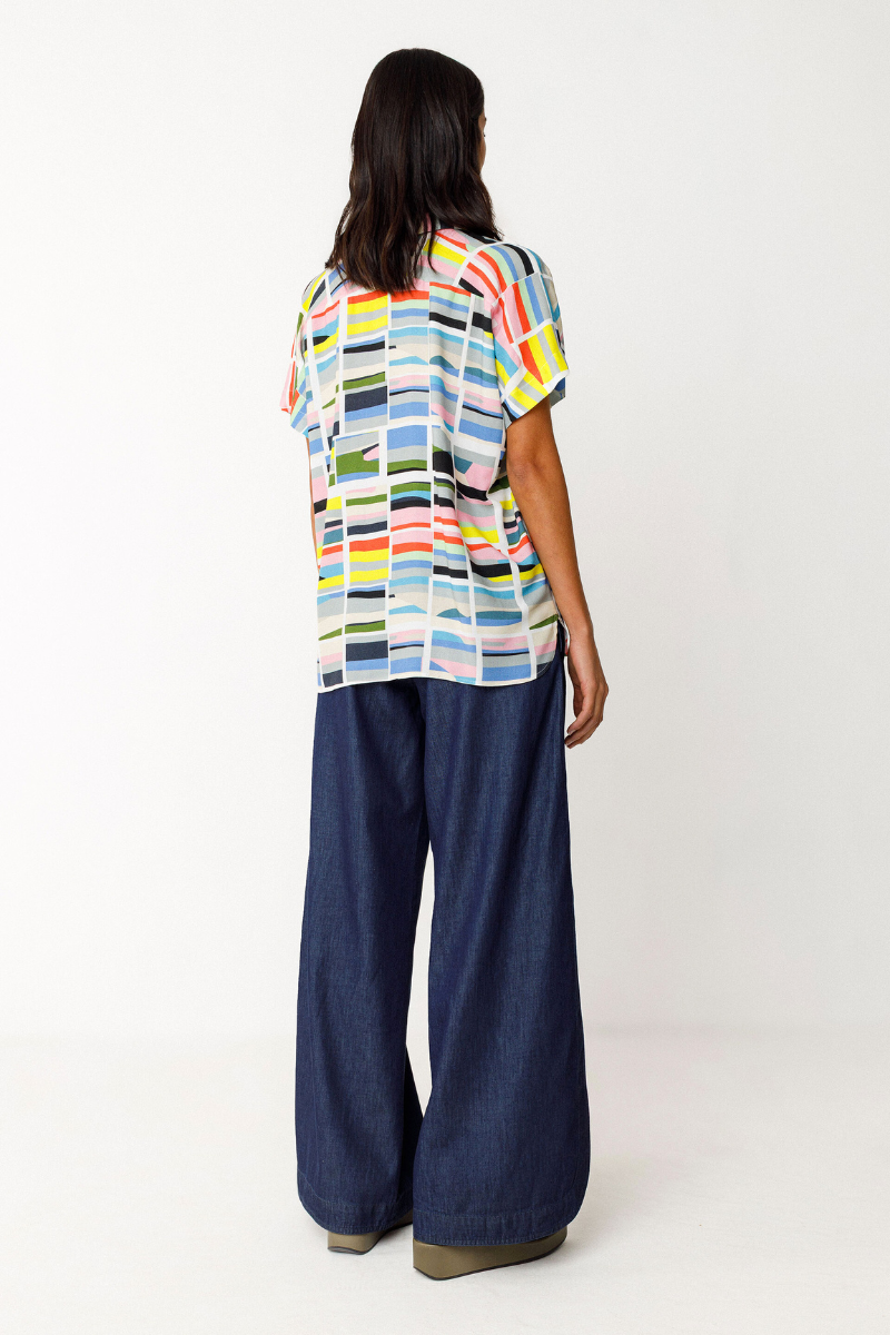 SKFK Damen-Kurzarmhemd mit Grems-Print und Rückendetail, aus LENZING™ ECOVERO™ Viskose – sommerlich leicht und erhältlich bei Youmee.market