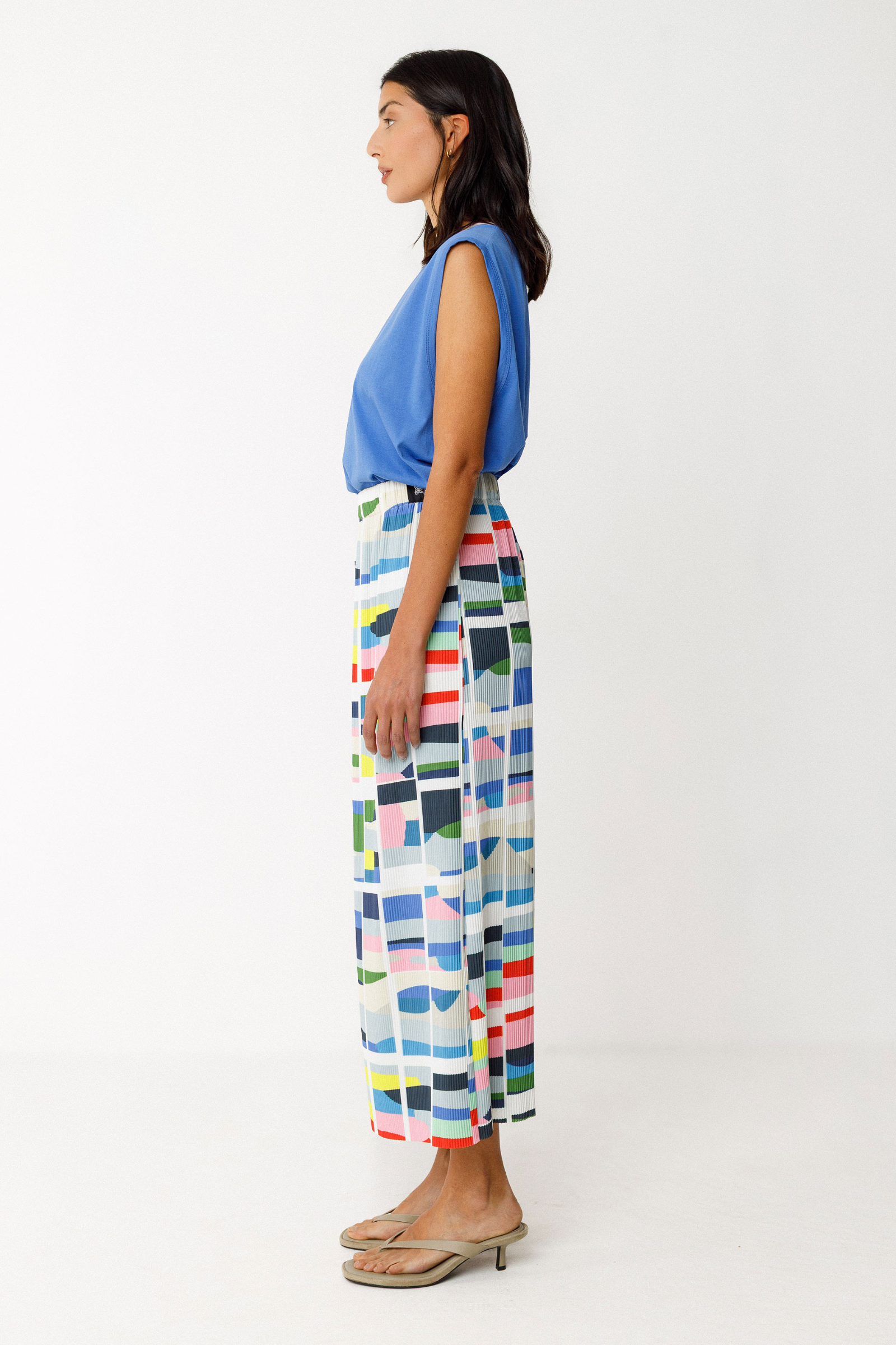 SKFK Midirock mit Grems-Print aus recyceltem Polyester in plissierter A-Linie – erhältlich bei Youmee.market Schweiz
