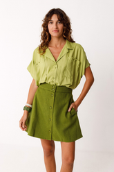 Grüner Minirock von SKFK aus Leinen und Bio-Baumwolle mit A-Linien-Schnitt – erhältlich bei Youmee.market Schweiz