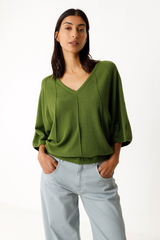 Grüner V-Ausschnitt Pullover aus Bio-Baumwolle von SKFK mit kurzen Ärmeln – erhältlich bei Youmee.market Schweiz.