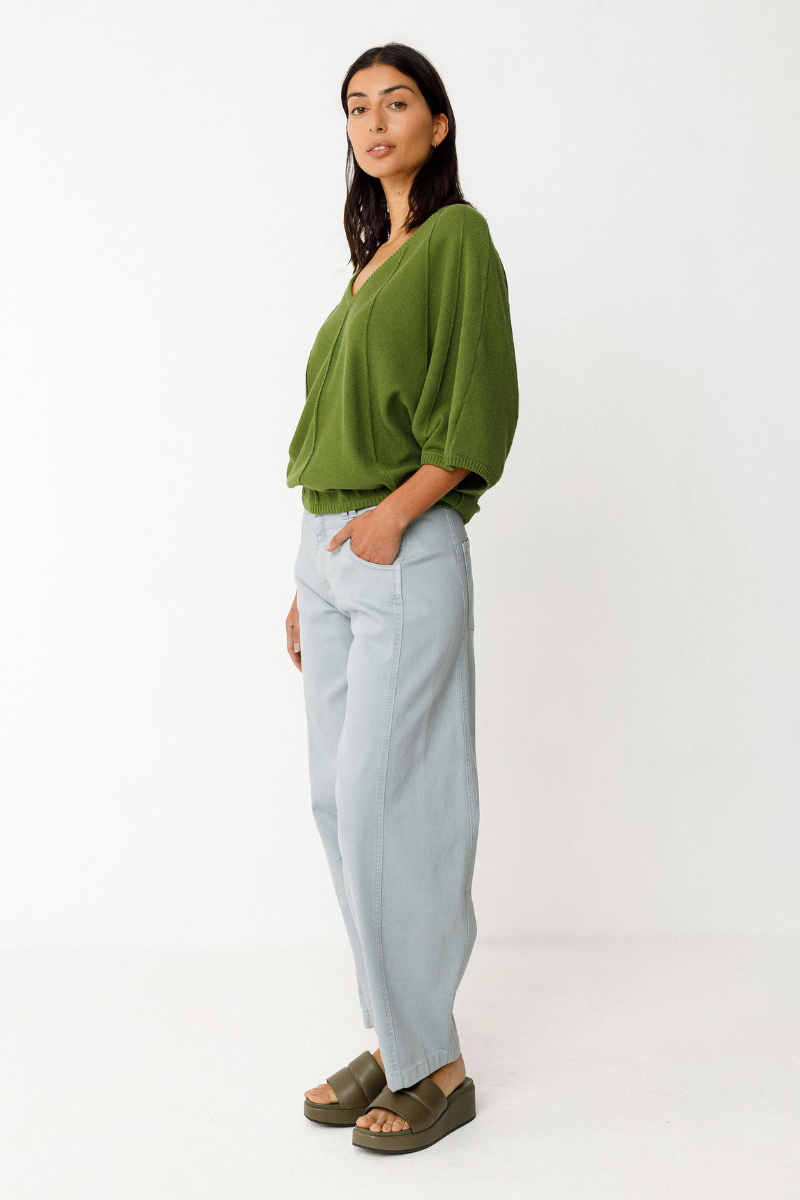 Grüner V-Ausschnitt Pullover aus Bio-Baumwolle von SKFK mit kurzen Ärmeln – erhältlich bei Youmee.market Schweiz.