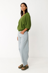 Grüner V-Ausschnitt Pullover aus Bio-Baumwolle von SKFK mit kurzen Ärmeln – erhältlich bei Youmee.market Schweiz.