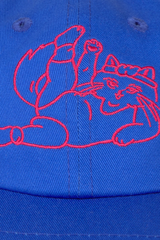 Detail der roten Meowrobics Stickerei auf der blauen Thinking MU Cap