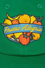 Detail der bunten Frutas Alegria Stickerei auf der grünen Thinking MU Cap