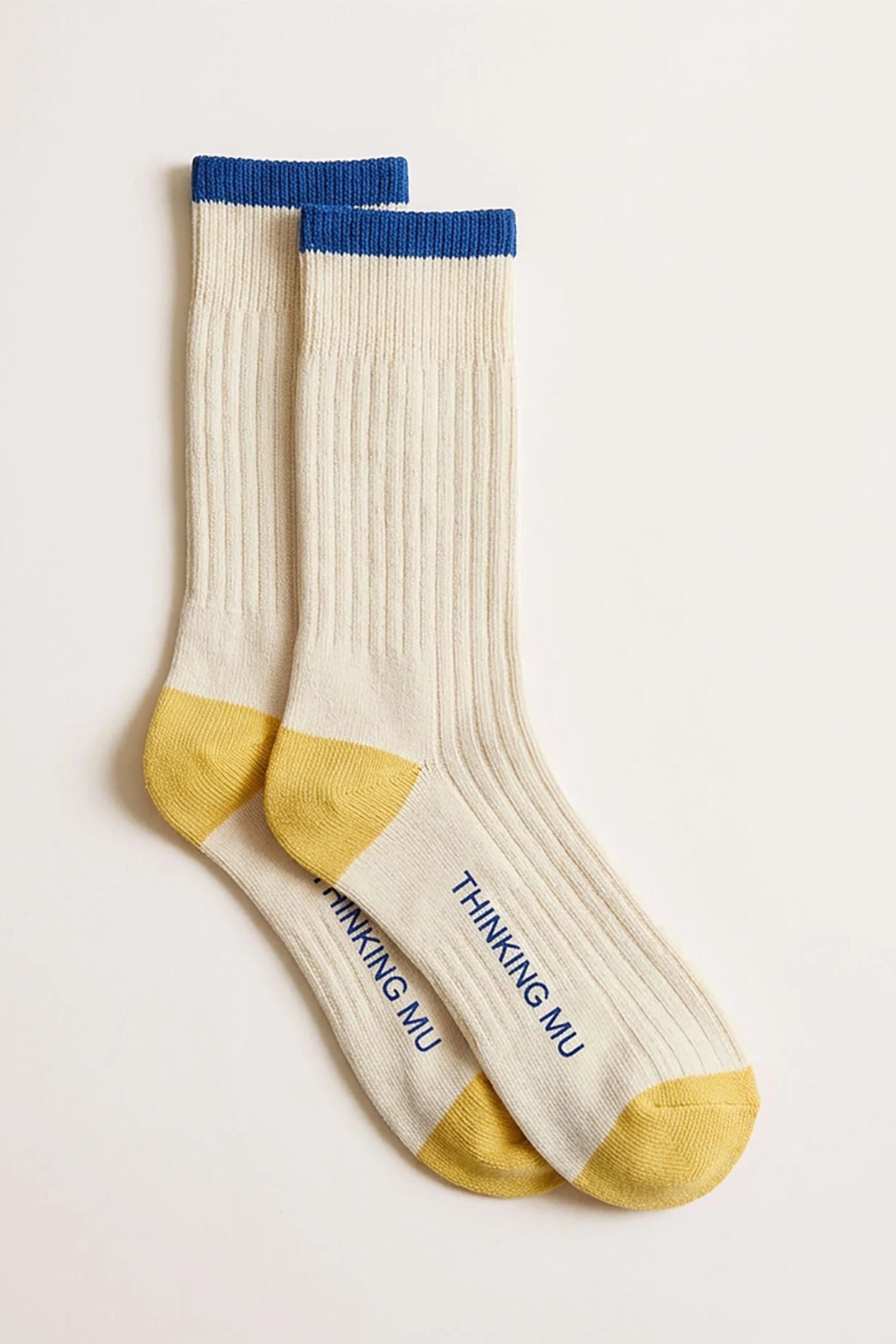 Thinking MU Axel Socken Ecru aus Bio-Baumwolle mit blauen und gelben Details – Youmee.market Schweiz