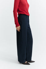 Thinking MU Marissa Barrel Hose Damen Navy mit weitem geschwungenem Bein – Seitenansicht