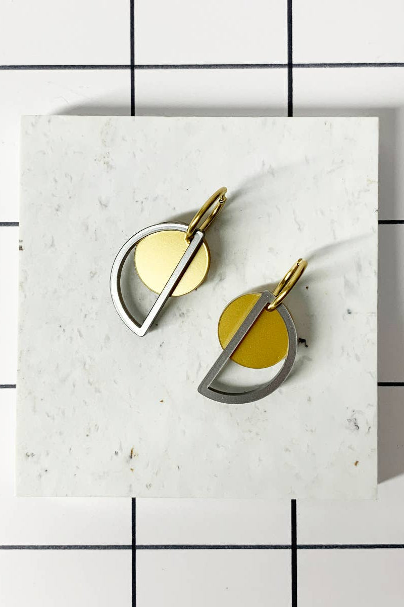 Ohrschmuck geometrisch und minimalistisch aus recyceltem Acryl in schwarz und gold von mimimono im Youmee.market Bern