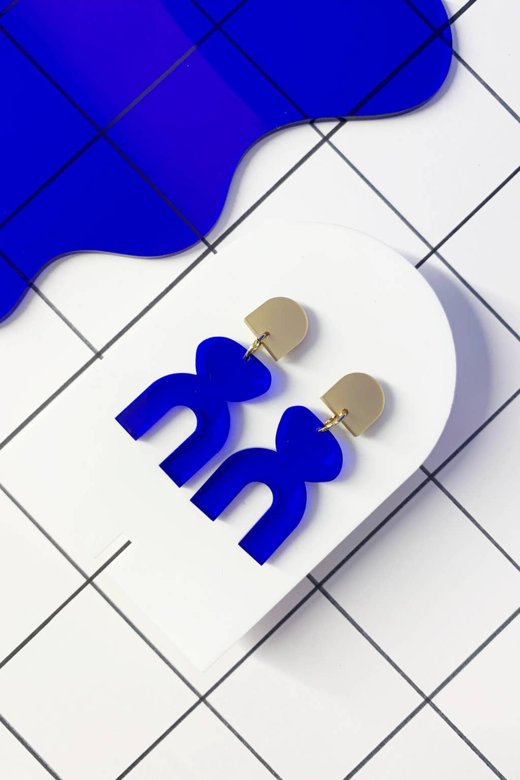 Ohrschmuck von mimimono in gold und blau aus recyceltem Acryl im Youmee.market Bern