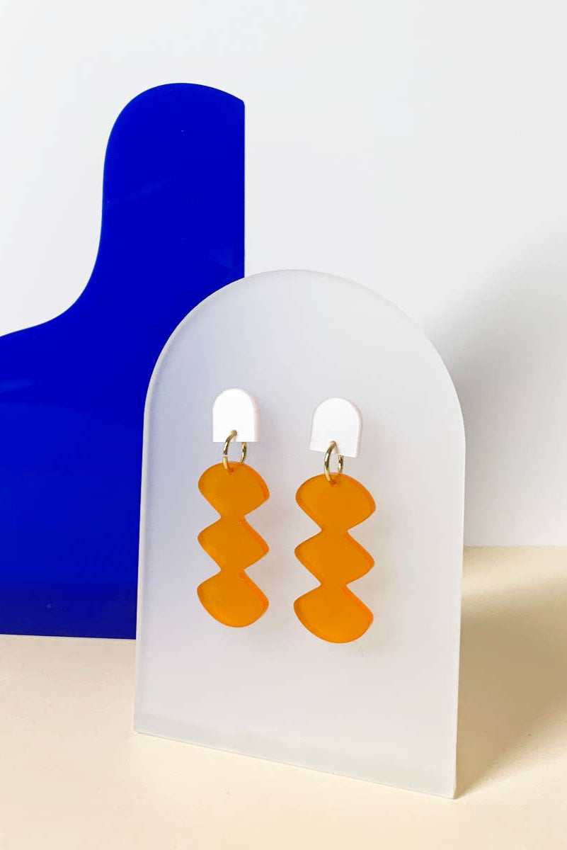 ohrschmuck von mimimono aus recyceltem acryl in geometrischer form und oranger farbe im youmee.market bern